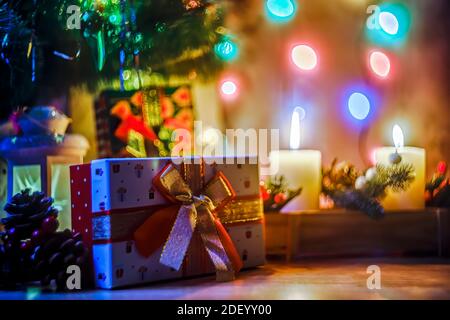 Albero di Natale con presenta vista ravvicinata Foto Stock