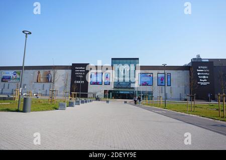 POZN, POLONIA - 06 aprile 2019: Ingresso frontale del nuovo centro commerciale Pornania Foto Stock