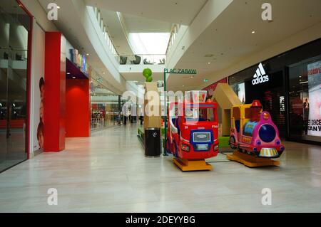 POZNAN, POLONIA - 06 aprile 2019: Centro commerciale Pornania interno con negozi Foto Stock