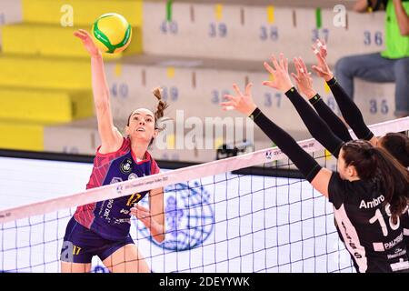 Scandicci, Firenze, Italia. scandicci, firenze, Italia, Palazzetto dello Sport, 02 Dic 2020, Megan Courtney (Savino del bene Scandicci) durante SSC Palmberg Schwerin vs Savino del bene Scandicci - CEV Champions League Women volley match Credit: Lisa Guglielmi/LPS/ZUMA Wire/Alamy Live News 2020 Foto Stock