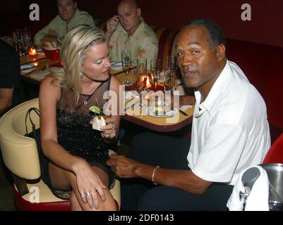 ESCLUSIVA Miami Beach, FL 6-13-2002 OJ Simpson torna con la fidanzata Christy Prody a una festa di compleanno per l'amico Tammy Wu al RISTORANTE RUMI. Foto di Adam Scul-PHOTOlink / MediaPunch Foto Stock