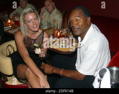 ESCLUSIVA Miami Beach, FL 6-13-2002 OJ Simpson torna con la fidanzata Christy Prody a una festa di compleanno per l'amico Tammy Wu al RISTORANTE RUMI. Foto di Adam Scul-PHOTOlink / MediaPunch Foto Stock