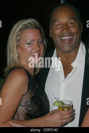 ESCLUSIVA Miami Beach, FL 6-13-2002 OJ Simpson torna con la fidanzata Christy Prody a una festa di compleanno per l'amico Tammy Wu al RISTORANTE RUMI. Foto di Adam Scul-PHOTOlink / MediaPunch Foto Stock