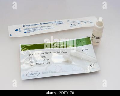Kit di analisi per Coronavirus con marchio Innova Sars Cov 2 Antigen Rapid Qualitative Test Instant Covid 19 che fornisce un risultato in 30 minuti, rilasciato al personale dell'NHS per l'autotest prima di andare al lavoro. Foto Stock