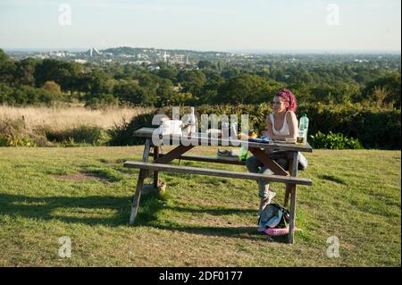 Le persone che godono il sole serale al Harrow View Point Foto Stock