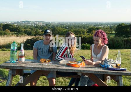 Le persone che godono il sole serale al Harrow View Point Foto Stock