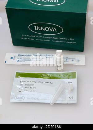Kit di analisi per Coronavirus con marchio Innova Sars Cov 2 Antigen Rapid Qualitative Test Instant Covid 19 che fornisce un risultato in 30 minuti, rilasciato al personale dell'NHS per l'autotest prima di andare al lavoro. Foto Stock