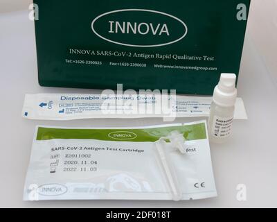 Kit di analisi per Coronavirus con marchio Innova Sars Cov 2 Antigen Rapid Qualitative Test Instant Covid 19 che fornisce un risultato in 30 minuti, rilasciato al personale dell'NHS per l'autotest prima di andare al lavoro. Foto Stock