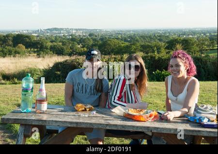 Le persone che godono il sole serale al Harrow View Point Foto Stock