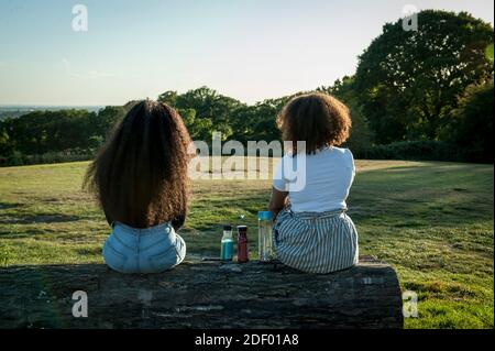 Le persone che godono il sole serale al Harrow View Point Foto Stock