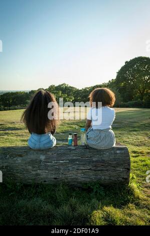 Le persone che godono il sole serale al Harrow View Point Foto Stock