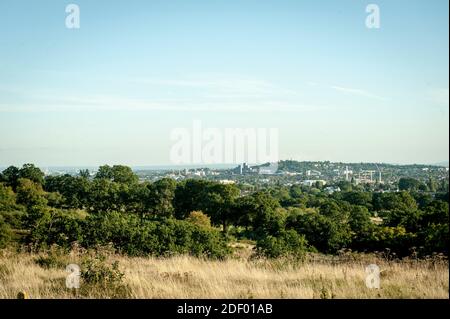 Le persone che godono il sole serale al Harrow View Point Foto Stock