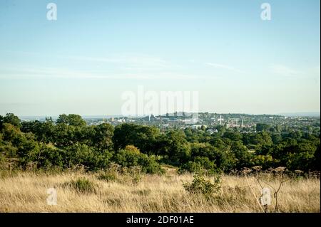 Le persone che godono il sole serale al Harrow View Point Foto Stock