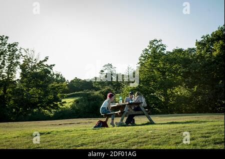 Le persone che godono il sole serale al Harrow View Point Foto Stock