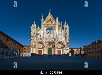 Cattedrale di Siena o Duomo di Siena e piazza vuota. Chiesa medievale gotica, sito UNESCO.Toscana, Italia. Foto Stock