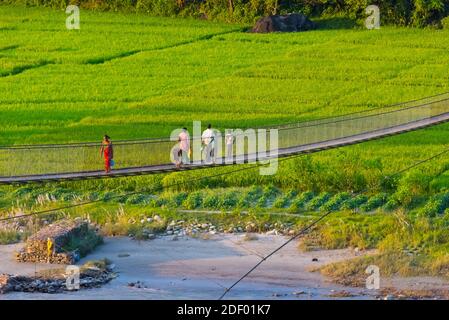 Persone che attraversano il ponte sospeso sul fiume Trishuli, Tupche, Nuwakot Distretto, Provincia 3, Nepal Foto Stock