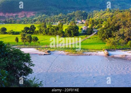 Persone che attraversano il ponte sospeso sul fiume Trishuli, Tupche, Nuwakot Distretto, Provincia 3, Nepal Foto Stock