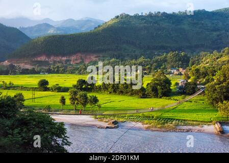 Persone che attraversano il ponte sospeso sul fiume Trishuli, Tupche, Nuwakot Distretto, Provincia 3, Nepal Foto Stock