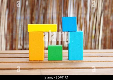 Blocchi colorati per bambini su un tavolo di legno Foto Stock