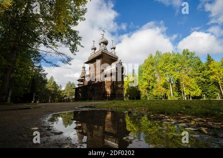 La Chiesa dell'Ascensione del Signore nel Museo di architettura in legno di Malye Korely. Riflessione in un pozze. Caduta. Russia, regione di Arkhangelsk Foto Stock