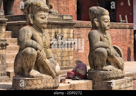 Statua del lottatore di pietra all'ingresso del tempio di Nyatapola (un tempio in stile pagoda a cinque piani) in Piazza Taumadhi (parte di Piazza Bhaktapur Durbar), Foto Stock