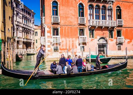 Gondoliere che guida una gondola. Canal Grande. Venezia, Veneto, Italia, Europa Foto Stock