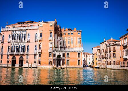 Palazzo Pisani Moretta, a sinistra, e Palazzo Barbarigo della Terrazza, a destra. Canal Grande. Venezia, Veneto, Italia, Europa Foto Stock