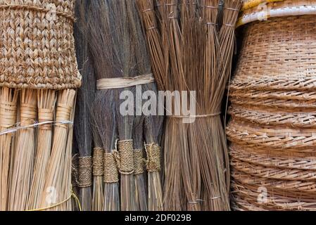 Vendita scopa e cestini in Bhaktapur Durbar Square, Bhaktapur, Nepal Foto Stock