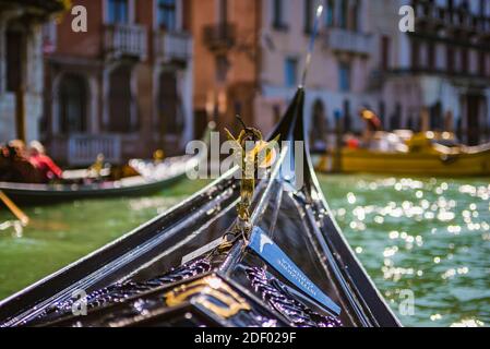 Dettaglio decorazione. La gondola è una tradizionale barca a remi veneziana a fondo piatto, ben adattata alle condizioni della laguna veneta. È prope Foto Stock