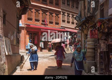 Persone in Bhaktapur Durbar Square, patrimonio dell'umanità dell'UNESCO, Bhaktapur, Nepal Foto Stock