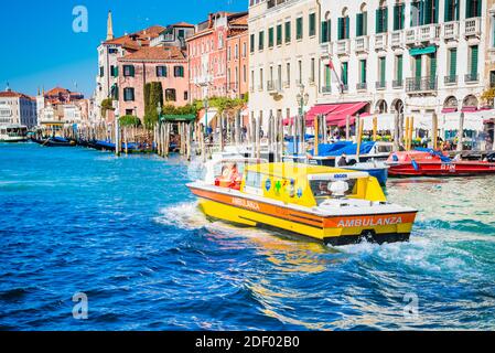 Ambulanza barca vela sul Canal Grande. Venezia, Veneto, Italia, Europa Foto Stock