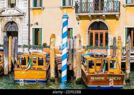Barche ormeggiate al molo. Venezia, Veneto, Italia, Europa Foto Stock