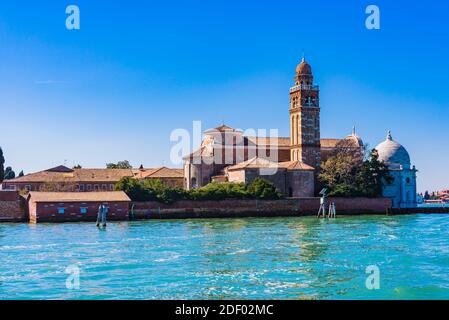 Chiesa di San Michele di Mauro Codussi in Isola del 1469, la prima chiesa rinascimentale di Venezia. San Michele è un'isola nella laguna veneta, a nord Foto Stock