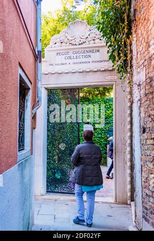 L'ingresso alla Collezione Peggy Guggenheim è un museo d'arte moderna sul Canal Grande nel Dorsoduro sestiere di Venezia. È uno dei più v Foto Stock