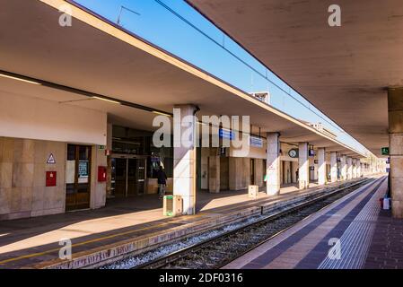 Le piattaforme della stazione ferroviaria. Vicenza, Veneto, Italia, Europa Foto Stock