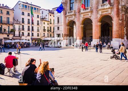 La vivace Piazza dei Signori, sullo sfondo il palazzo del Capitaniato, noto anche come loggia del Capitanio o loggia Bernarda, è un palazzo in V. Foto Stock