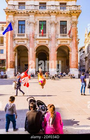 La vivace Piazza dei Signori, sullo sfondo il palazzo del Capitaniato, noto anche come loggia del Capitanio o loggia Bernarda, è un palazzo in V. Foto Stock