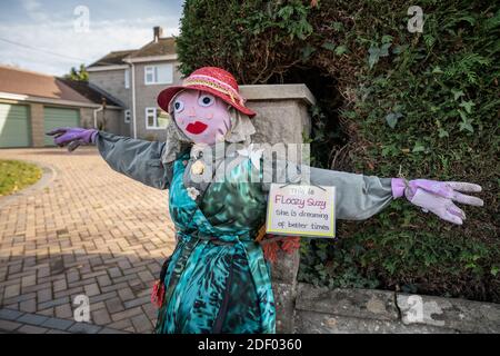 Coronavirus: I personaggi dello scarrecrow Lockdown portano un po' di umorismo locale fatto in casa nella città di Marston Magna nel Somerset, Regno Unito.