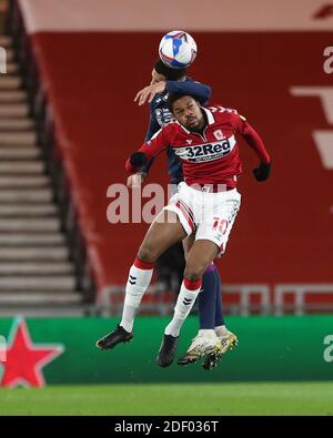 MIDDLESBROUGH, INGHILTERRA. IL 2 DICEMBRE Chuba Akpom di Middlesbrough contesta una testata con ben Cabango durante la partita del campionato Sky Bet tra Middlesbrough e Swansea City allo Stadio Riverside, Middlesbrough, mercoledì 2 dicembre 2020. (Credit: Mark Fletcher | MI News) Credit: MI News & Sport /Alamy Live News Foto Stock