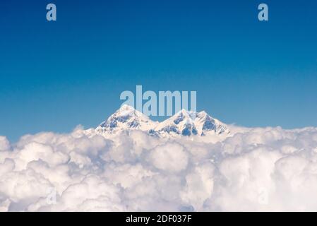 Himalaya avvolta nelle nuvole, Nepal Foto Stock