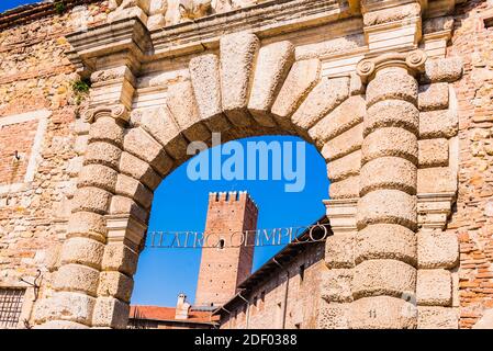 Teatro Olimpico da piazza Matteotti. Le mura medievali precedono il teatro, mentre il rustico arco d'ingresso è stato progettato da Scamozzi. Vicenza, Veneto Foto Stock