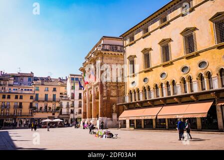 La vivace Piazza dei Signori, piazza del paese. Il palazzo del Capitaniato, noto anche come loggia del Capitanio o loggia Bernarda. Vicenza, Veneto, Italia Foto Stock