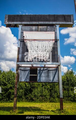 Augusta, GA USA - 07 04 20: Cartello Abandoned Regency Shopping Mall Street Foto Stock