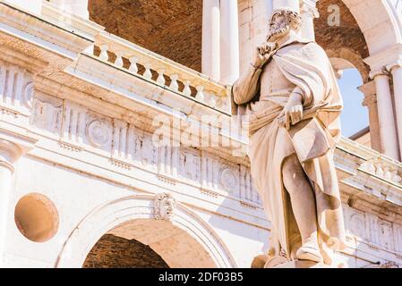 Statua dell'architetto Andrea Palladio nella Piazzetta Andrea Palladio, accanto alla Basilica Palladiana. Vicenza, Veneto, Italia, Europa Foto Stock