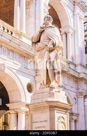 Statua dell'architetto Andrea Palladio nella Piazzetta Andrea Palladio, accanto alla Basilica Palladiana. Vicenza, Veneto, Italia, Europa Foto Stock