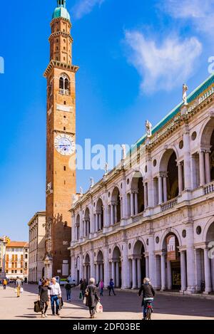 Piazza dei Signori. Torre Bissara e la facciata della Basilica Palladiana. Vicenza, Veneto, Italia, Europa Foto Stock