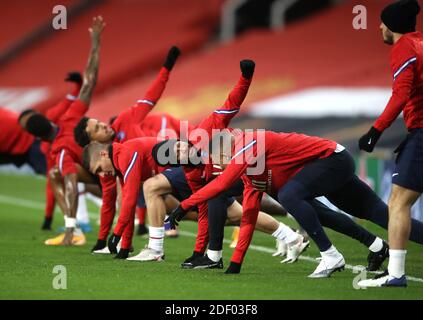 Neymar di Parigi Saint Germain (seconda a destra) e Kylian Mbappe (destra) si riscaldano prima della partita H del gruppo UEFA Champions League a Old Trafford, Manchester. Foto Stock