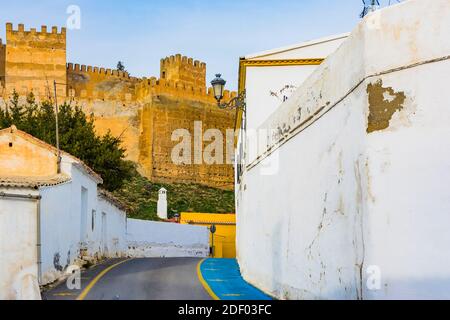 Il castello arabo di Alcazaba risale al X e XI secolo ed è stato esteso nel periodo Nasrid. È stato dichiarato monumento ufficiale di Nat Foto Stock