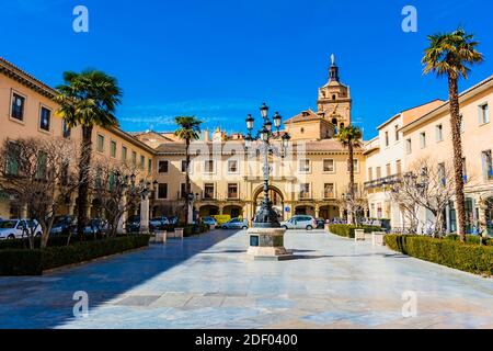 Plaza de las Palomas, chiamata anche Plaza de la constitucion. Lato nord, con la cattedrale sullo sfondo. Guadix, Granada, Andalucía, Spagna, Europa Foto Stock