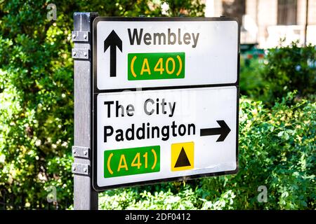 Indicazioni stradali per il Regno Unito indicazioni per lo stadio di Wembley, città di paddington in estate con frecce a Londra, Regno Unito Foto Stock